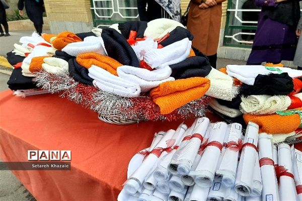 مراسم روز دختر و تقدیر از دانش‌آموزان برتر در دبیرستان یاس