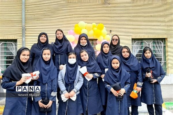 مراسم روز دختر و تقدیر از دانش‌آموزان برتر در دبیرستان یاس