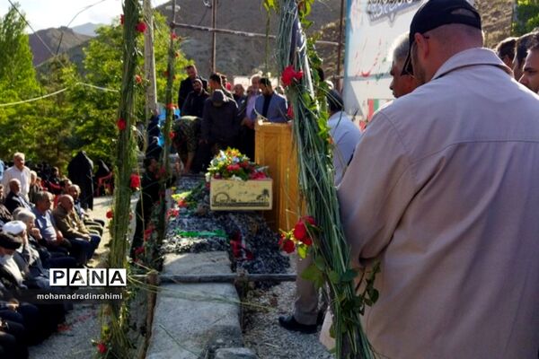 تشییع پیکر شهید گمنام در روستای انزهای شهرستان فیروزکوه