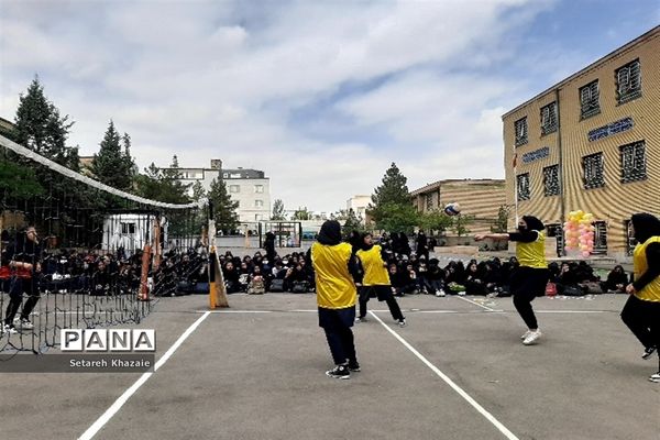 مسابقه والیبال درون مدرسه‌ای در دبیرستان یاس