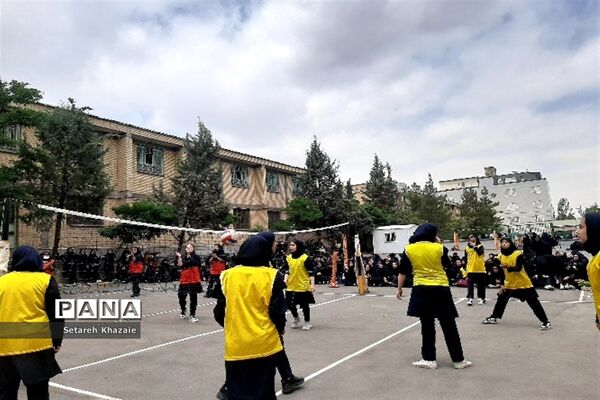 مسابقه والیبال درون مدرسه‌ای در دبیرستان یاس