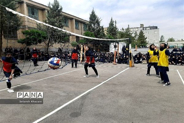 مسابقه والیبال درون مدرسه‌ای در دبیرستان یاس