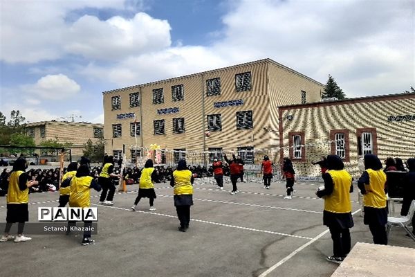 مسابقه والیبال درون مدرسه‌ای در دبیرستان یاس