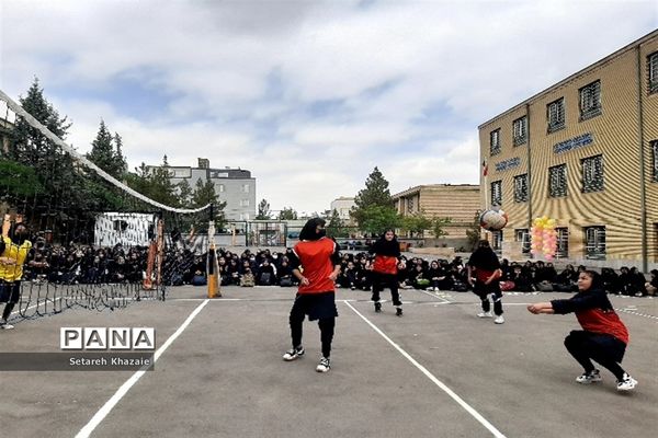 مسابقه والیبال درون مدرسه‌ای در دبیرستان یاس