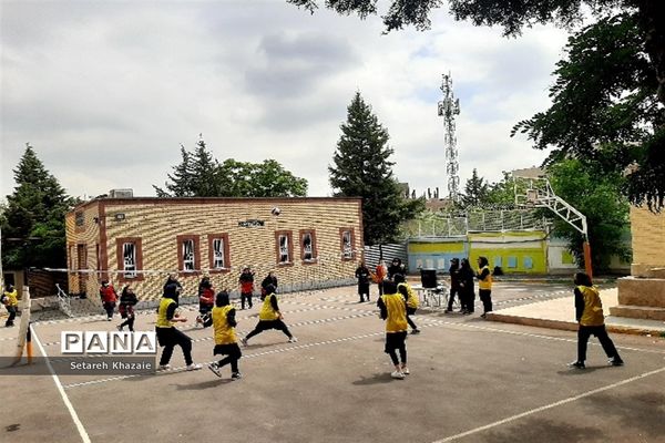 مسابقه والیبال درون مدرسه‌ای در دبیرستان یاس