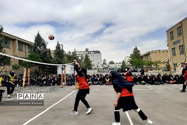 مسابقه والیبال درون مدرسه‌ای در دبیرستان یاس