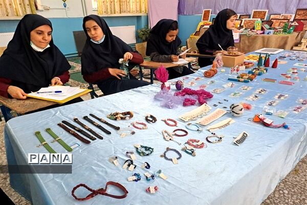 برگزاری نمایشگاه کار و فناوری  دبیرستان سیزده آبان ناحیه یک کرج