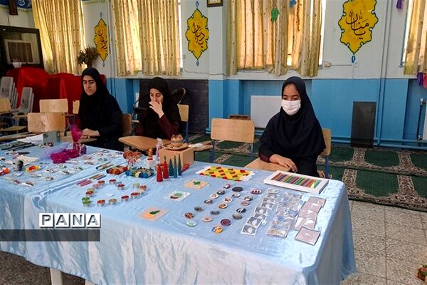 برگزاری نمایشگاه کار و فناوری  دبیرستان سیزده آبان ناحیه یک کرج