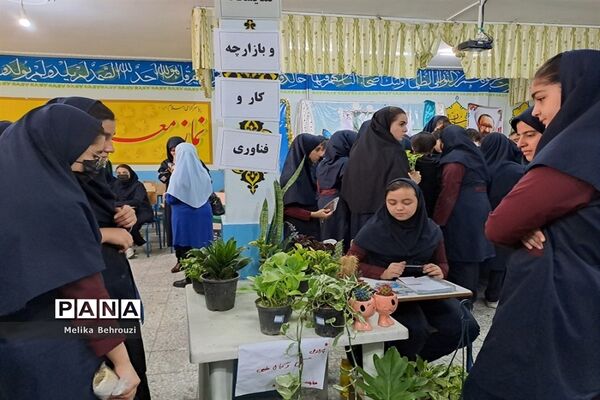 برگزاری نمایشگاه کار و فناوری  دبیرستان سیزده آبان ناحیه یک کرج