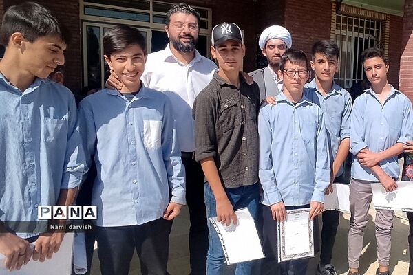 تقدیر از دانش‌آموزان و دبیران در دبیرستان امام علی(ع)۲_رودهن