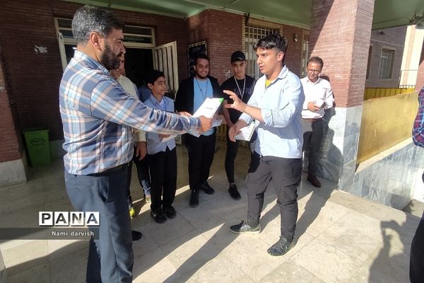 تقدیر از دانش‌آموزان و دبیران در دبیرستان امام علی(ع)۲_رودهن