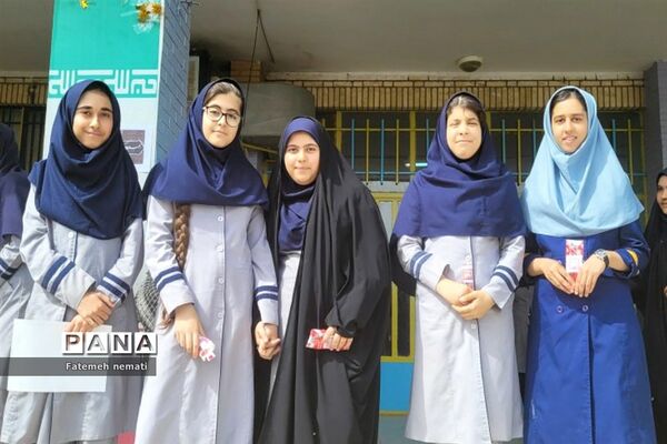 گرامیداشت هفته کرامت و تقدیر از دانش‌‌آموزان فعال نماز و مسابقات قرآنی مدرسه شایستگان ملارد