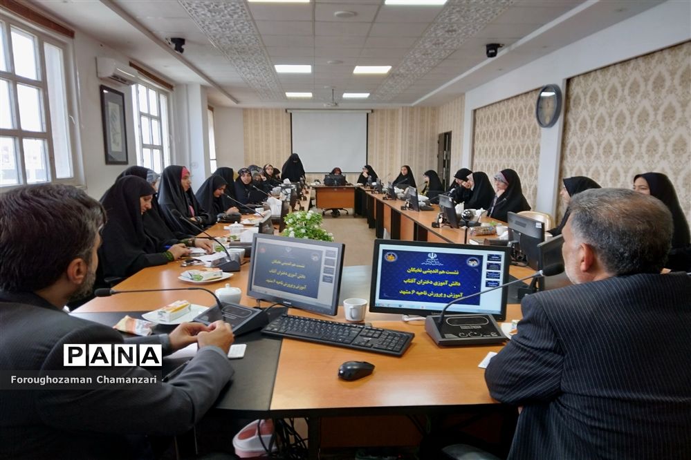 نشست هم‌اندیشی نخبگان دانش‌آموزی آموزش و پرورش ناحیه۶ به مناسبت روز دختر