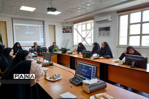 نشست هم‌اندیشی نخبگان دانش‌آموزی آموزش و پرورش ناحیه۶ به مناسبت روز دختر