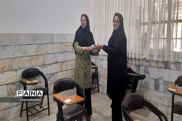 اهدای جوایز به دانش‌‌آموزان به‌مناسبت روز دختر در شهرستان خلیل‌آباد
