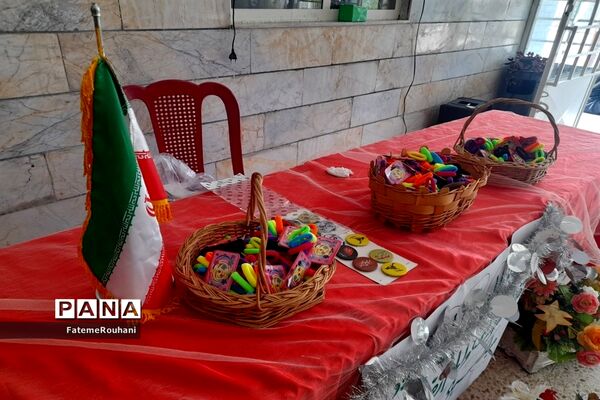اهدای جوایز به دانش‌‌آموزان به‌مناسبت روز دختر در شهرستان خلیل‌آباد