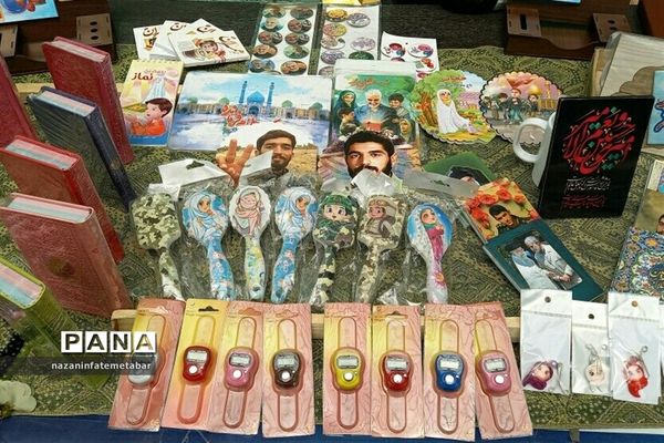 برپایی غرفه فروش محصولات فرهنگی در ‌مسجد امام حسین(ع) شهرستان فیروزکوه