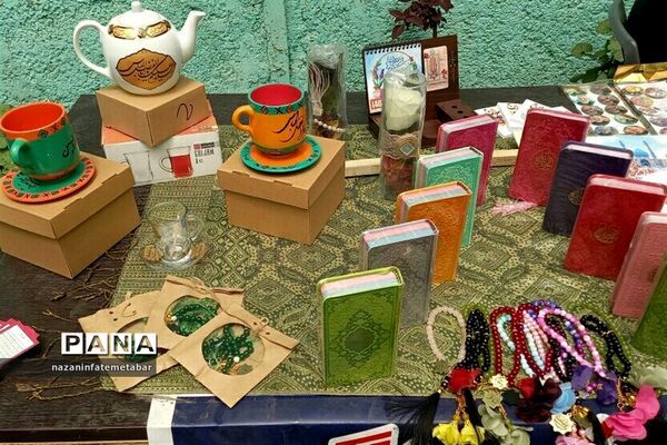برپایی غرفه فروش محصولات فرهنگی در ‌مسجد امام حسین(ع) شهرستان فیروزکوه