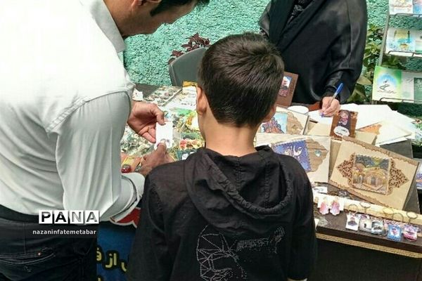 برپایی غرفه فروش محصولات فرهنگی در ‌مسجد امام حسین(ع) شهرستان فیروزکوه