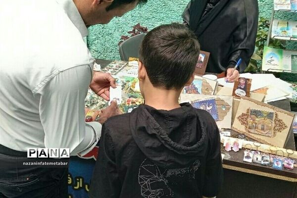 برپایی غرفه فروش محصولات فرهنگی در ‌مسجد امام حسین(ع) شهرستان فیروزکوه