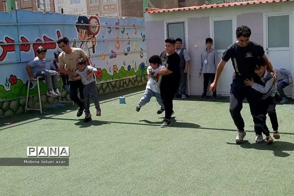 برگزاری مسابقه پدر و پسر در دبستان برهان علم ناحیه یک بهارستان