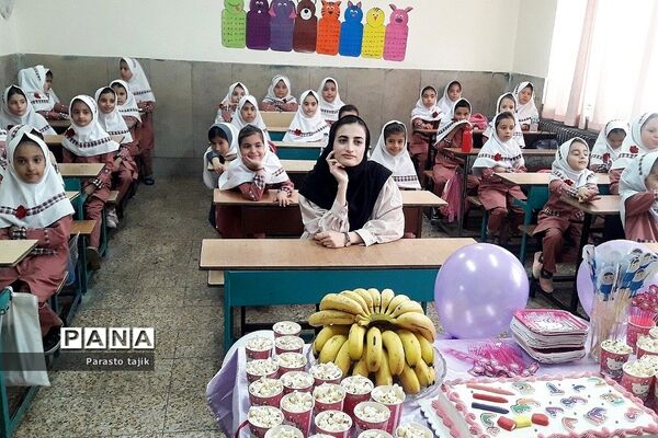 برپایی جشن الفبا برای شکوفه‌های کلاس اولی در مدرسه پروین اعتصامی  ناحیه 2 بهارستان