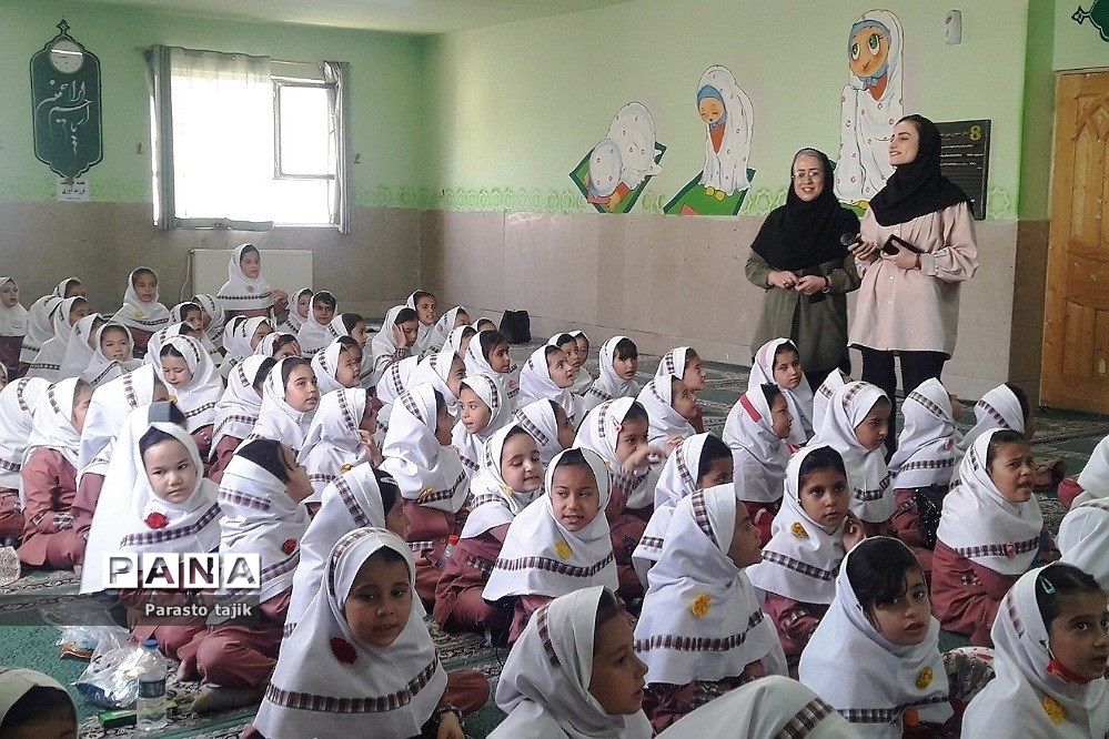 برپایی جشن الفبا برای شکوفه‌های کلاس اولی در مدرسه پروین اعتصامی  ناحیه 2 بهارستان