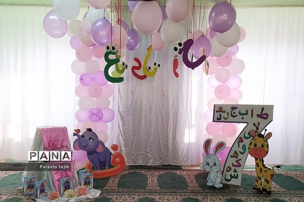 برپایی جشن الفبا برای شکوفه‌های کلاس اولی در مدرسه پروین اعتصامی  ناحیه 2 بهارستان