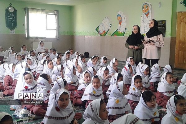 برپایی جشن الفبا برای شکوفه‌های کلاس اولی در مدرسه پروین اعتصامی  ناحیه 2 بهارستان