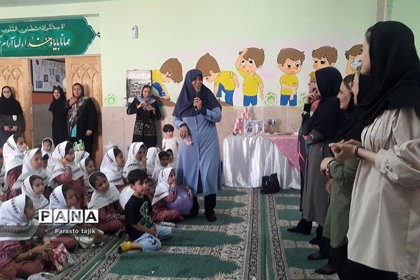 برپایی جشن الفبا برای شکوفه‌های کلاس اولی در مدرسه پروین اعتصامی  ناحیه 2 بهارستان