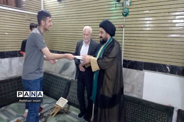 جلسات هفتگی معرفتی و اخلاقی امام جمعه رودهن با نوجوانان و جوانان