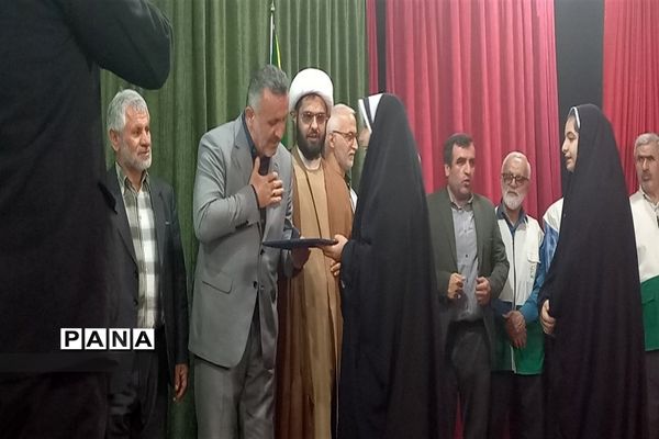 مراسم تجلیل از دانش‌آموزان دختر حافظ جزء ۳۰ قرآن کریم در محمودآباد