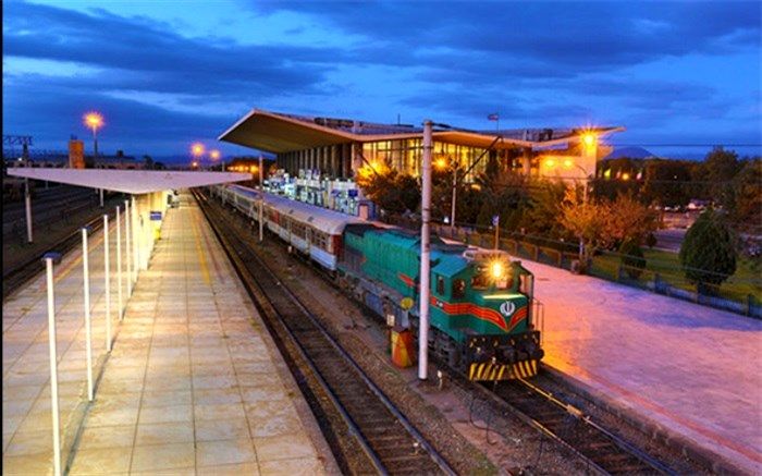 بازدید دانش آموزان مدارس حاشیه خطوط ریلی از راه‌آهن