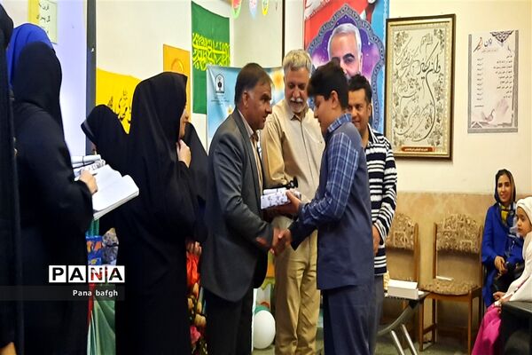 تجلیل از برگزیدگان مسابقات قرآنی و ‌فرهنگی آموزشگاه شاهد غدیر بافق
