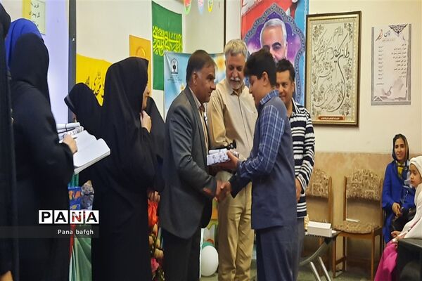 تجلیل از برگزیدگان مسابقات قرآنی و ‌فرهنگی آموزشگاه شاهد غدیر بافق