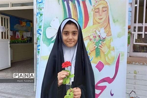 تقدیر از دختران باحجاب فاطمی مدرسه شاهد ریحانه‌النبی شهرستان قرچک‌