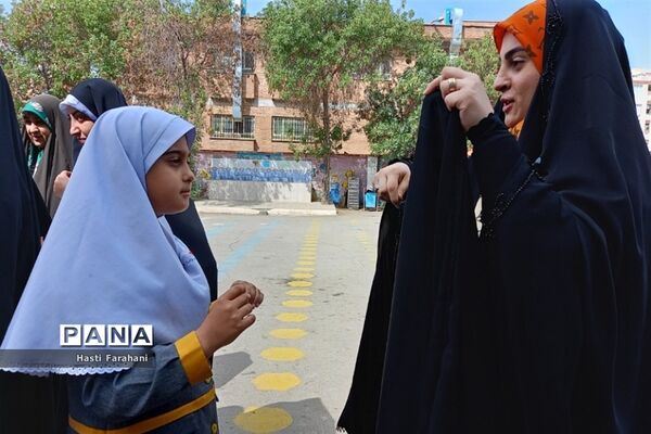 تقدیر از دختران باحجاب فاطمی مدرسه شاهد ریحانه‌النبی شهرستان قرچک‌