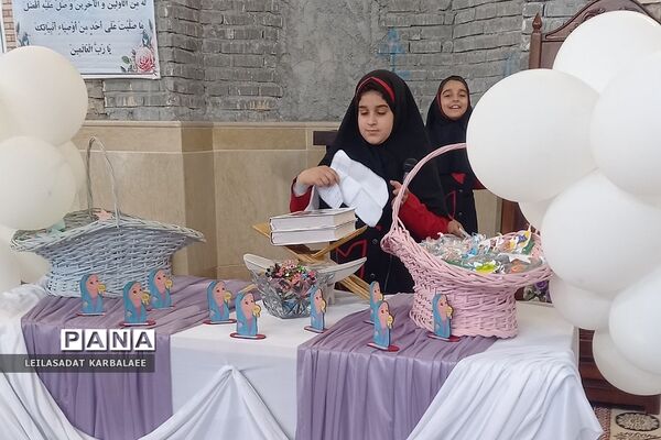 تجلیل از دختران شهدای مدافع حرم فشافویه در روز دختر