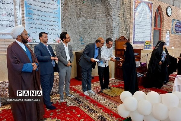 تجلیل از دختران شهدای مدافع حرم فشافویه در روز دختر