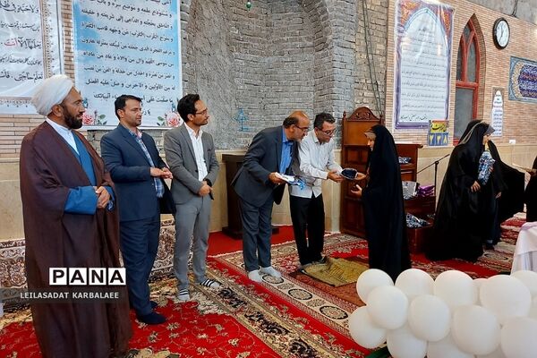 تجلیل از دختران شهدای مدافع حرم فشافویه در روز دختر