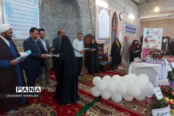 تجلیل از دختران شهدای مدافع حرم فشافویه در روز دختر