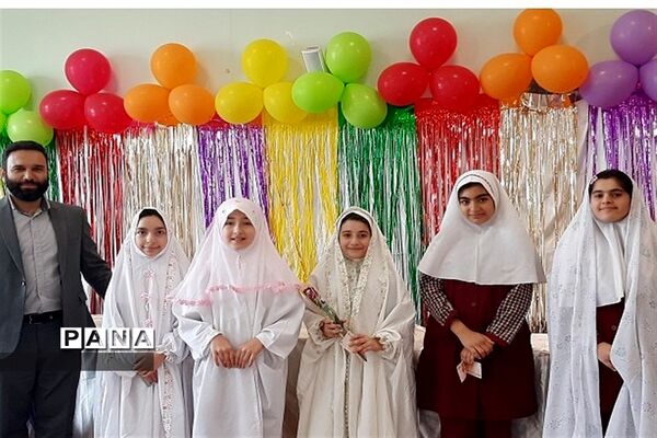 جشن الفبا برای دختران کلاس اولی در دبستان ۲۲ بهمن شهرستان قدس