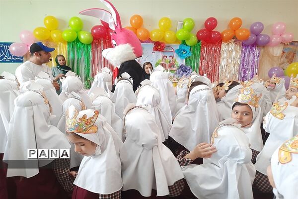 جشن الفبا برای دختران کلاس اولی در دبستان ۲۲ بهمن شهرستان قدس