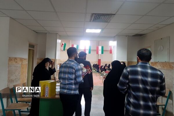 اهدای گل به دانش‌آموزان دختر به‌مناسبت تولد حضرت معصومه(س) ‌