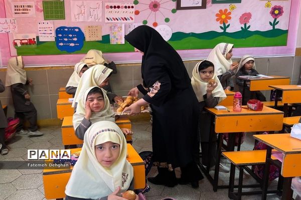 مراسم تقدیر از افتخا‌رآفرینان دبستان شاهد معمار