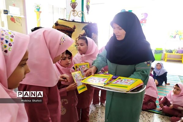 گرامیداشت آغاز دهه کرامت در دبستان هدف