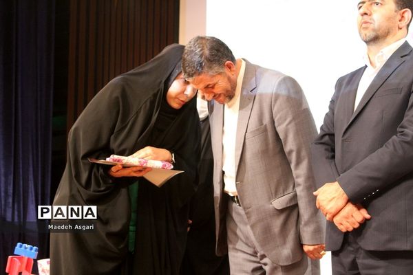 تقدیر از دانش‌آموزان برگزیده پویش «معلم و یار مهربان» در قم