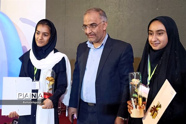 تجلیل از دختران فعال و برگزیده در روز دختر