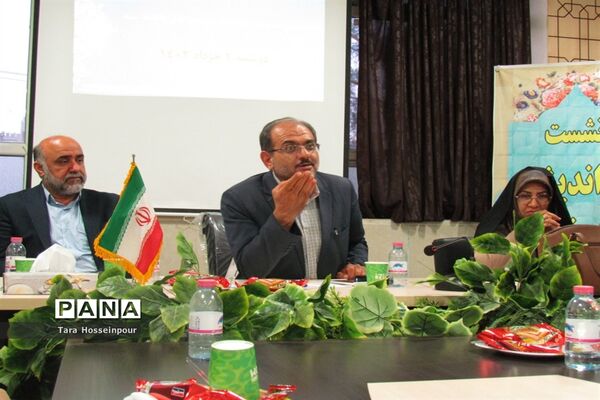 نشست صمیمی معلمان جوان ناحیه 3 با مدیر آموزش و پرورش‌