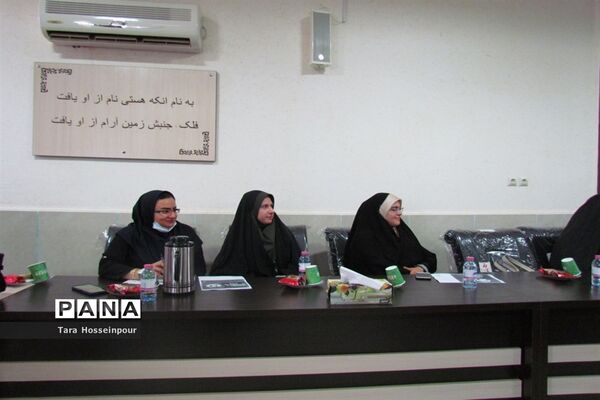 نشست صمیمی معلمان جوان ناحیه 3 با مدیر آموزش و پرورش‌